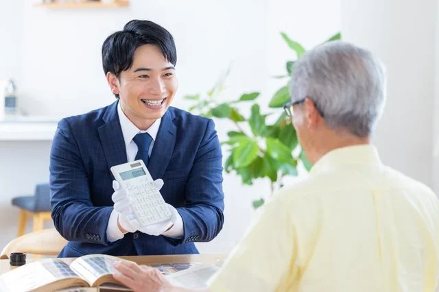 査定カウンターで品物を前にして相談するお客様とスタッフ